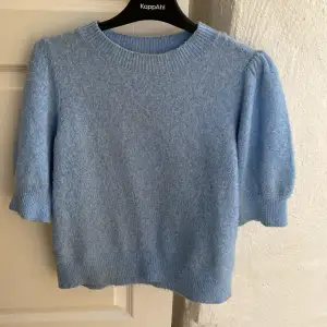 Det är en stickad T-shirt från vero moda en ljusblå jätte fin ganska så använd. Kan diskutera pris 
