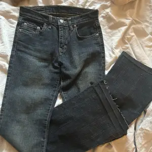 Lågmidjade jeans i storlek 34😇😇