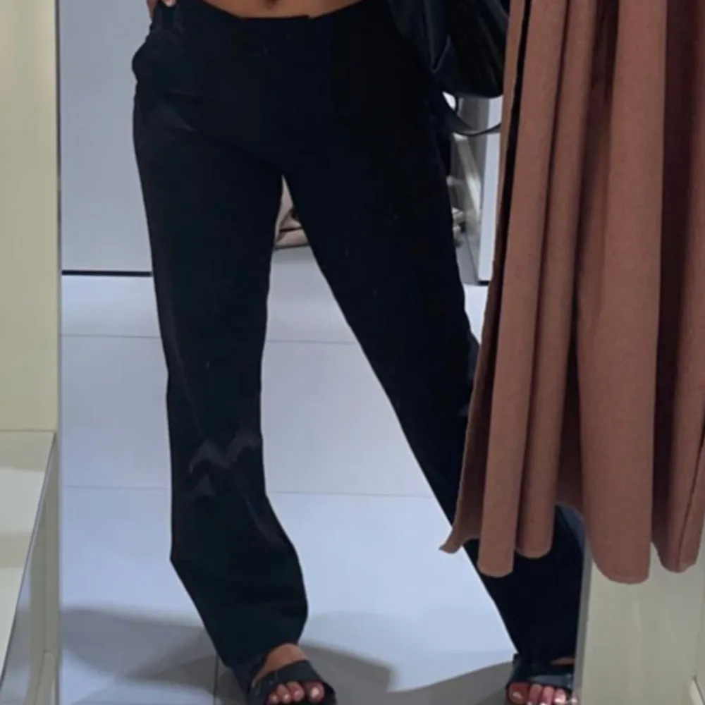 Lågmidjade svarta vintage kostymbyxor Strl S 🩷 Ärvda av min mamma därav inget märke i byxan tror de är från någon gammal H&M eller Zara collection 🩷Jag är 169cm lång . Farkut & Housut.