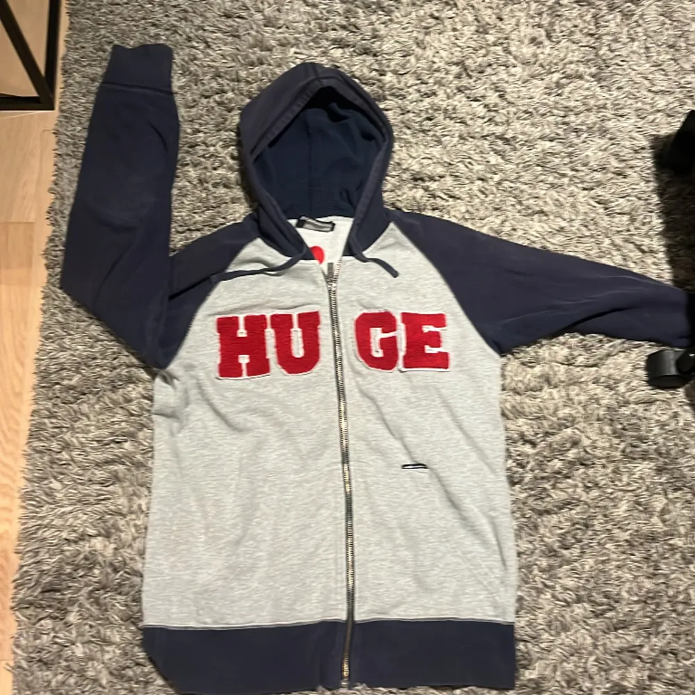 Clean ”The Hundreds” Zip hoodie, inga slitningar eller fläckar. Använt tröjan väl men används inte längre. Strl.M/L Kontakta mig om du har några frågor!. Hoodies.