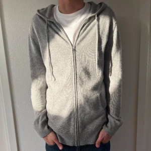 Kashmir Hoodie med tryck - En grymt skön 100% Kashmir hoodie! Den är använd och är därför lite nopprig! Lappen inuti är avklippta vilket gör att de lämnats 4 st små hål (se bild tre) men bortsett från det är den i grymt skick! Modellen är 184 och den är lite väl stor!🤗