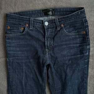 Jeans från Filippa K i mörkblått, Niki Skinny modell. Storlek 27/34. Fint skick. 