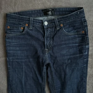 Jeans Filippa K - Jeans från Filippa K i mörkblått, Niki Skinny modell. Storlek 27/34. Fint skick. 