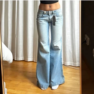 Lågmidjade jeans - Tyvääärr är dessa jeans för små på mig😭De är i toppen skick med lapparna kvar, från Reactive jeans🌟 MIDJA: 37  INNERBEN: 82. Lånade bilder av bästa Julia Storfeldt (165 cm), följ henne!!