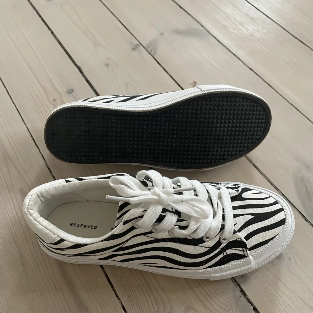 Coola zebra skor från Reserved! Storlek 38💗. Skor.