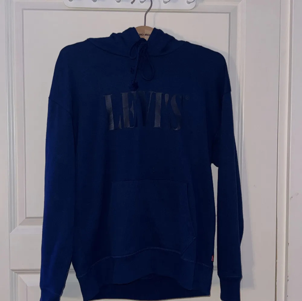 En mörkblå Levis hoodie. Varsamt använd. Storlek xs/s . Hoodies.