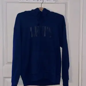 En mörkblå Levis hoodie. Varsamt använd. Storlek xs/s 
