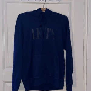 Levis hoodie - En mörkblå Levis hoodie. Varsamt använd. Storlek xs/s 