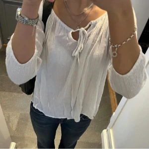 Vit blus från bonprix  - Säljer min snygga blus då den inte kommer till användning, tryck gärna på köp nu😊