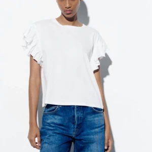 t-shirt med volanger - fin t-shirt med volanger från zara! slutsåld på zaras hemsida. endast använd 1 gång💞