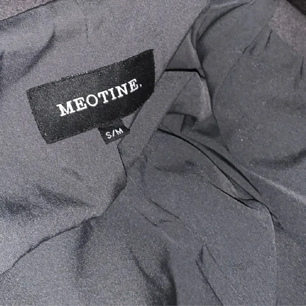 Säljer denna Meotine kappan i moddelen Charlie💗 skriv vid frågor,ny pris 3500kr. Jackor.