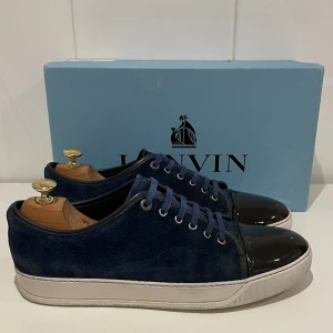 Lanvin skor  - Hej! Säljer nu dessa super sällsynta lanvin skor. Lite slitage på ena sulan. Skorna är i superfint skick 9/10. Med skorna medföljer box. 