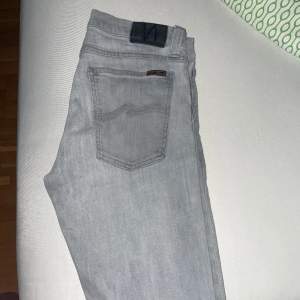 Hej! Säljer mina nudie jeans i storlek 31/32 i modellen long John slim fit, som var små för mig
