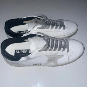 Golden goose skor - Tjenare! Säljer ett par golden goose skor ❗️1:1 Kopior❗️ dom är aldrig använda! Bara att skriva vid intresse