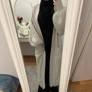 Stickad kofta - Stickad grå kofta från shein, tyckte inte om passformen därför säljer jag. Bra skick använt ett par gånger. Oversized  Storlek S/M