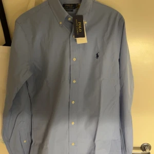 Ralph Lauren skjorta - Helt ny oanvänd Ralph Lauren skjorta. Passade inte mig riktigt därför jag säljer. Tags och allt är kvar då den är helt ny. Nypris 1600.