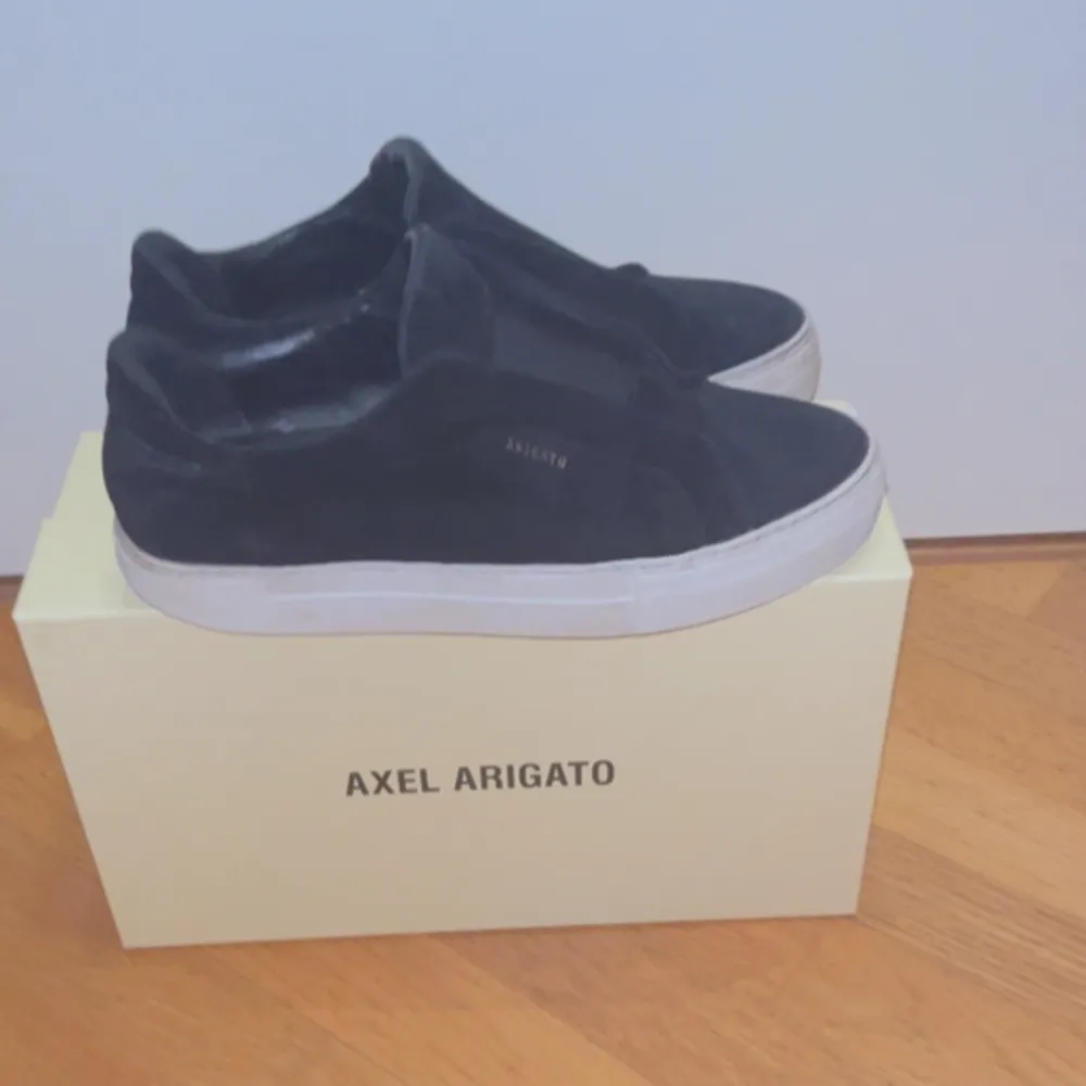 Säljer mina laceless Axel Arigato skor storlek 42. Köpta på Arigatos egna hemsida för 2650kr, mitt pris 1150kr. Skorna är i ett bra skick 7.5/10. Bara att höra av er om frågor!. Skor.