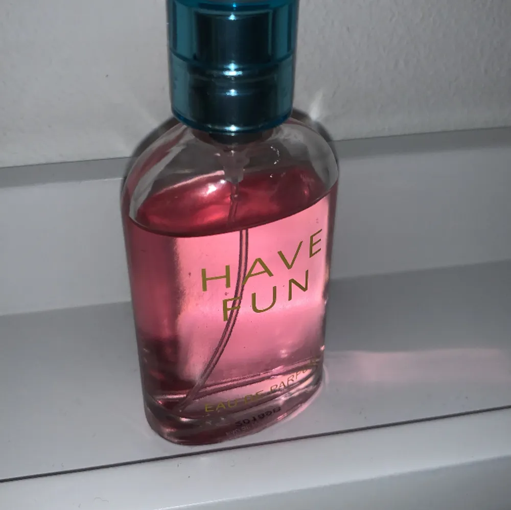 Säljer denna parfym som luktar sött och gott!❤️ Använd några gånger fast det finns mycket kvar i flaskan❤️Köpt på HM. Övrigt.