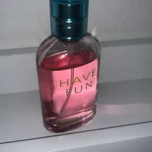 Säljer denna parfym som luktar sött och gott!❤️ Använd några gånger fast det finns mycket kvar i flaskan❤️Köpt på HM