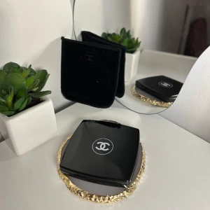 Chanel fickspegel  - Äkta Chanel fickspegel som aldrig är använd och är OÖPPNAD! Orginalpris: 407:-