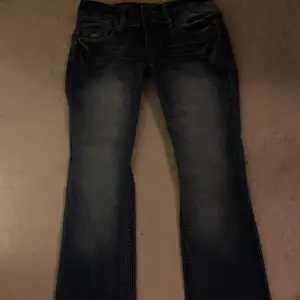 Säljer dessa skit snygga jeans från diesel då dem tyväär är lite för långa på mig 🥲Kontakta gärna ifall du har några frågor ❤️