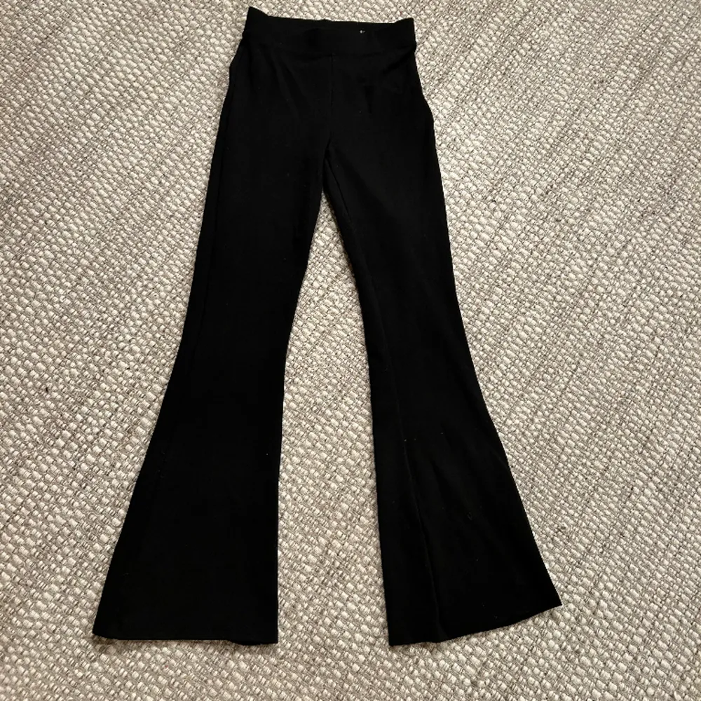 Svarta yogapants ifrån Gina Tricot i storlek XS. Något korta på mig som är 164cm. 50kr. Jeans & Byxor.