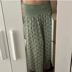 Zara långkjol - En super fin zara kjol som är helt ny med pris lapp kvar! Säljer på grund av att den är för kort på mig💛