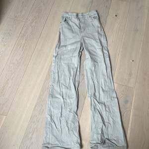 Säljer nu desss sjukt snygga baggy jeansen från H&M! Dessa är high waist i storlek 32🩷 (xxs)  inga skador, dom är använda men skulle säga att de ser ut som nya!🩷 hör av er vid intresse eller frågor🩷