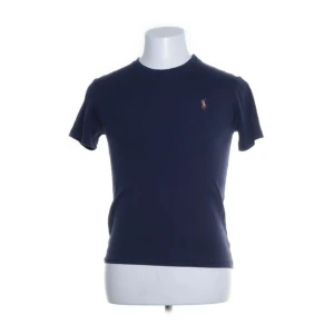 Polo Ralph lauren  - Hej, säljer mina raffe t-shirt som är i nytt skick. Den är i storlek S och den passar nån som är 170-180 cm. Anledningen till varför jag inte använder den är för att den är för liten.  Priset kan diskuteras🤝 Mvh resell Sweden 