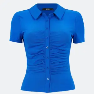 en supersnygg blå t-shirt, lite ”skrynklig” sitter super fint och utefter kroppen, världens finaste färg också 💙💙💙💙💙 SOM NY