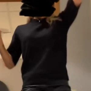 Tröja - Svart stickad tröja från Missay i Nordstan💞💞 Superfin men rensar ut min garderob så därav säljer jag den. Jättefint skick, använd max två gånger!!