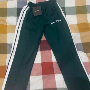 Palm angels byxor - Säljer ett år helt nya palm angelsbyxor som är i storlek m.