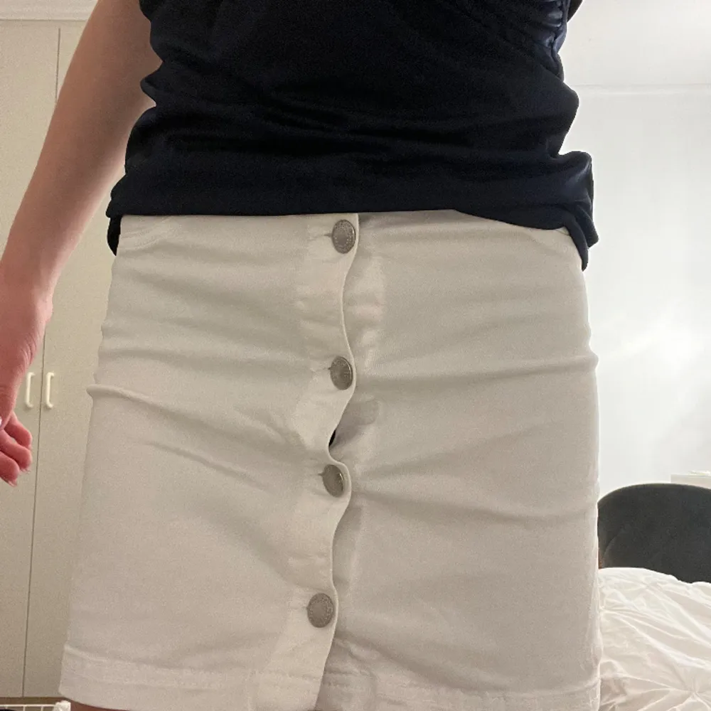  Vit jeans kjol från H&M, säljer då jag aldrig använder den längre. Midjemåttet rakt över är 30 cm. Storlek 134. Passar mig som är 160 cm lång. . Kjolar.