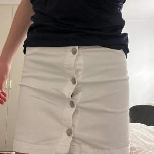  Vit jeans kjol från H&M, säljer då jag aldrig använder den längre. Midjemåttet rakt över är 30 cm. Storlek 134. Passar mig som är 160 cm lång. 