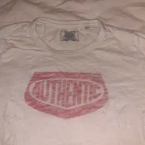 Vit t-shirt med trycket ”authentic” i rött, knappt använd men lite skrynklig (går förstås att fixa), pris går att diskuteras