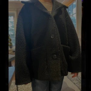 Svart höst/vårkappa  - Fin, svart kappa från Monki i storlek xxs💗 Jag säljer kappan för att jag använder en annan kappa för tillfället och har därför ingen användning av den. Den är varm och mysig nu till våren💕
