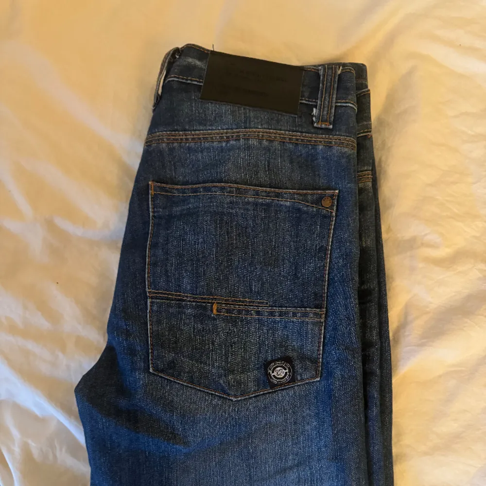 Snygga straight jeans i mörk tvätt. W30/L30. Jeans & Byxor.