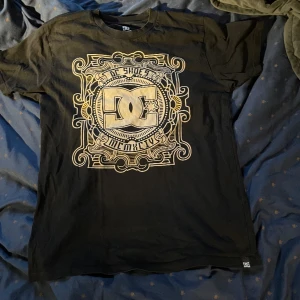 DC t-shirt - T-shirten är andvänd men har inga skador. Passar M/L