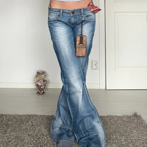 Jeans - midjemått: 37cm rakt över, innerbenslängd: 83cm 💗 lappar kvar