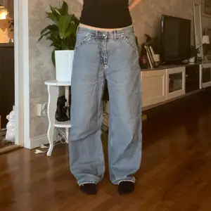 Lee/weekday jeans jätte fina. Lite slitningar längst ner då de är lite långa för mig som är 170. Säljs inte längre. W: 28 L:33