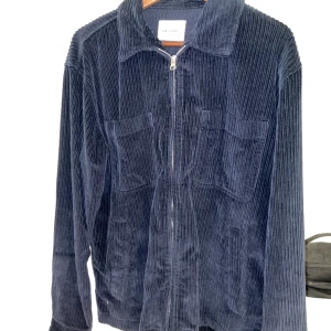 Manchester jacka/overshirt - En jacka/overshirt i Manchester herrmodell storlek m. Aldrig använd därav nyskick! En del av ett set, byxor finns att köpa separat om så önskas!