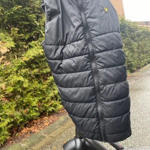 Väst - Den är väldigt bra skick han använt den fem gånger köpte för 1500kr bra pris inga skador. Vi kan snacka om priset.