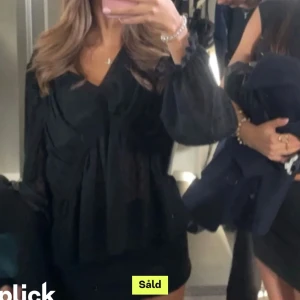 Svart blus - (INTE MIN BILD) Hej säljer denna super fina blusen som tyvärr är för liten för mig, skriv för bilder/ frågor (pris kan diskuteras)🌟