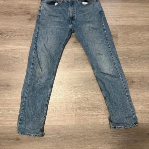 Ljusblåa Levis 505 - Ljus blåa 505or, Strlk 34/34. Byxorna är hyfsat använda och man kan se viss defekt i botten kanten av byxorna där dem dragit lite i marken. Jätte sköna levis byxor🤗
