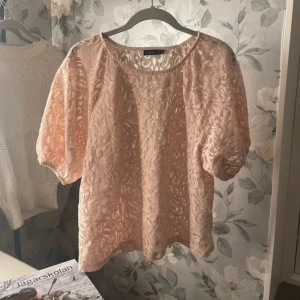 Ljusrosa spets blus - Superfin ljusrosa spets blus i storlek M 🩷Tyvärr för stor för mig