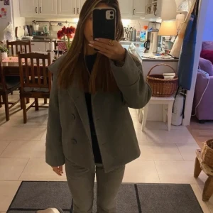 Kappa - Säljer en kappa som ja köpte på plick❤️säljer två stycken då jag beställde i 2 olika storlekar❣️inte mina bilder o ja byter gärna mot en annan jacka eller kappa