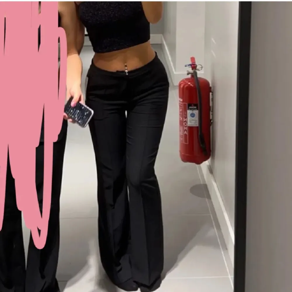 Sååå snygga kostym byxor i 36 från Gina Tricot som ej är använda. Köpta för ca 450 kr och säljer nu för 200💕. Jeans & Byxor.