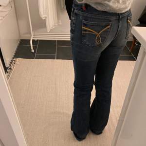 Supersnygga lågmidjade jeans som endast är använda ett fåtal gånger! 💞 Jeansen är lite långa på mig som är 168 cm, så de skulle passa någon som är runt 170. Hör gärna av dig om du har några frågor! 