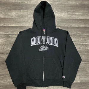 Champion Mount Union Zip Hoodie  - Snygg Zip Hoodie i storlek S ifrån champion! Bara att skriva om du undrar över något🙏