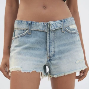 Lågmidjade shorts  - Säljer dessa URsnygga shortsen från Zara som endast är testade men de var för små… prislappen är kvar! Säljer för 260kr plus frakt! Helt nyskick! De är storlek 34 och sitter lågmidjat! 💓💓